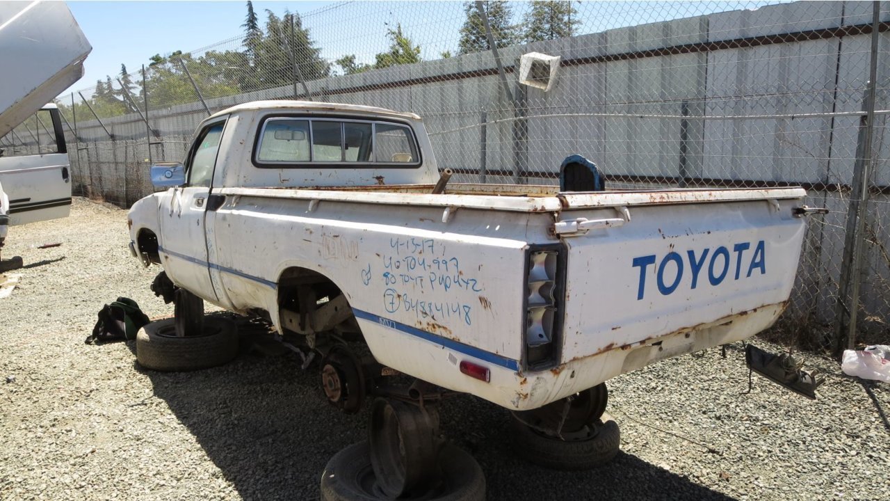 00-1980-toyota-hilux-pickup-in-california-wrecking-yard-phot-1.jpg