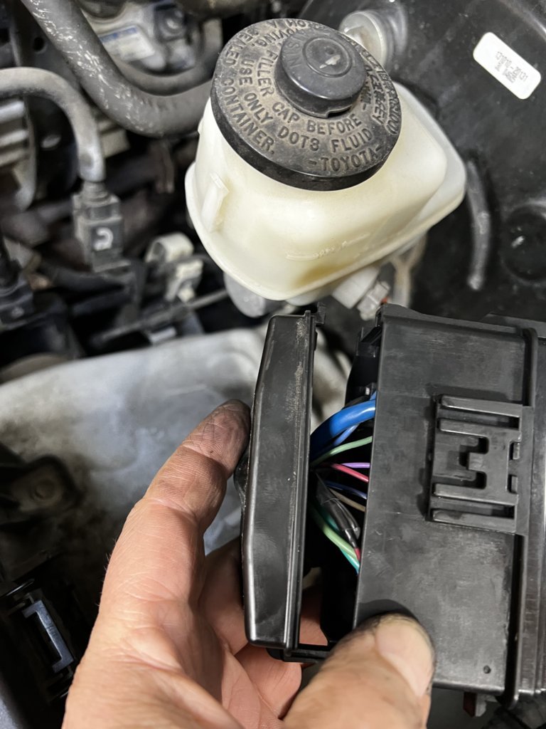 005 fuse box.jpg