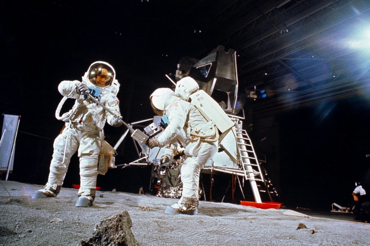 00MOON-HOAX1-superJumbo.jpg