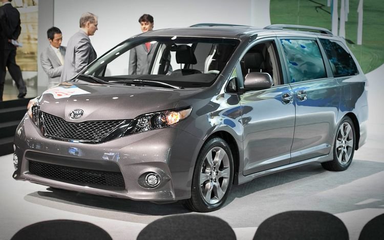 01-2011-toyota-sienna-se-front-three-quarters.jpg