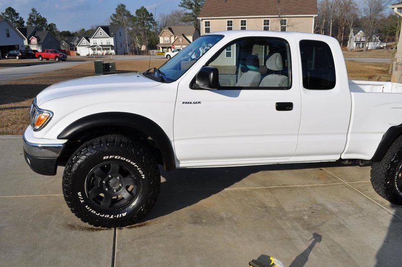 02 Taco Hilux badge.jpg