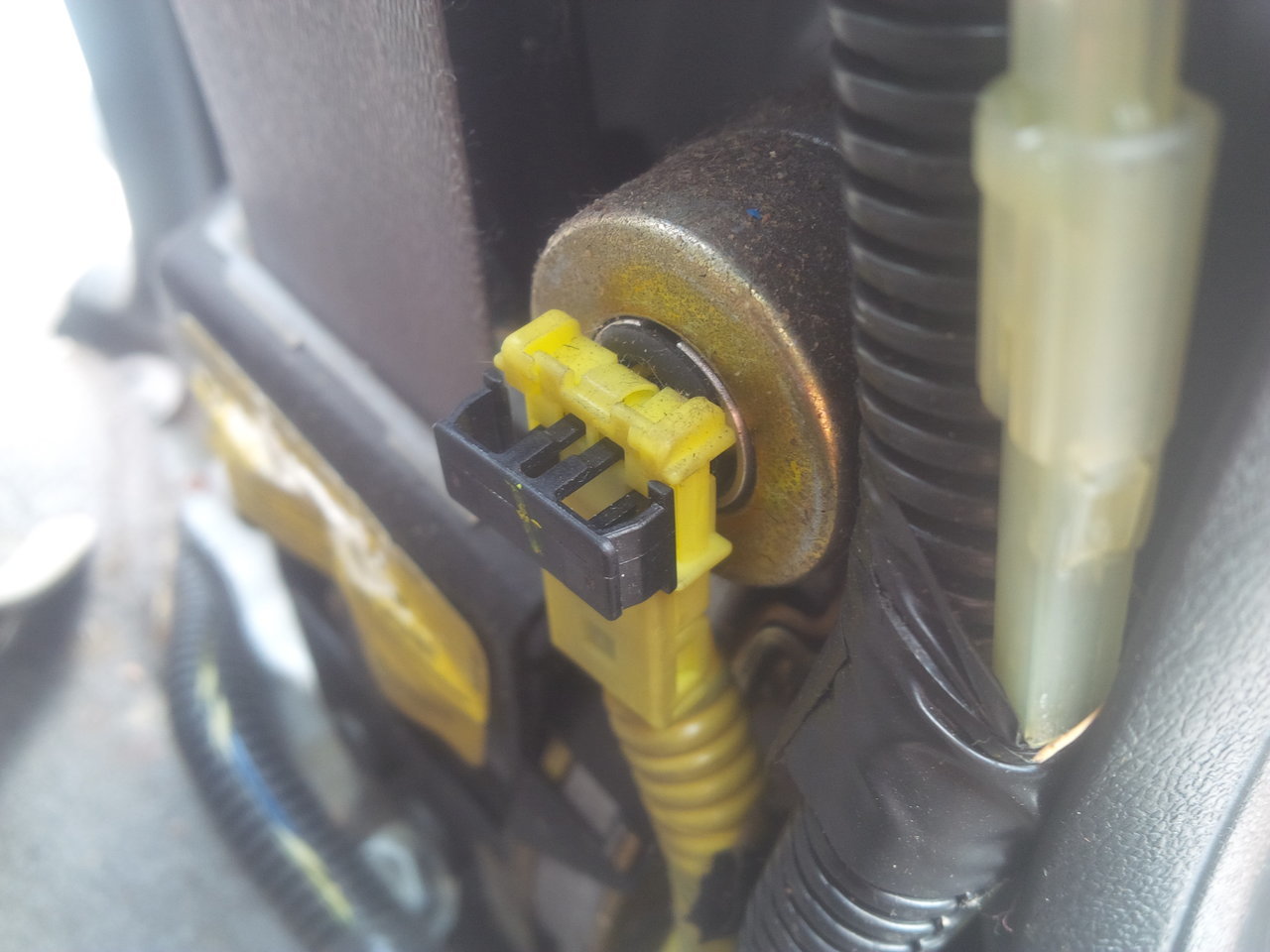 03 taco seat belt pretensionor.jpg