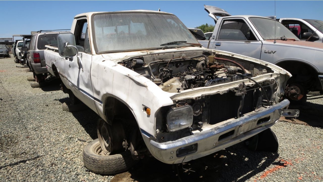 06-1980-toyota-hilux-pickup-in-california-wrecking-yard-phot-1.jpg