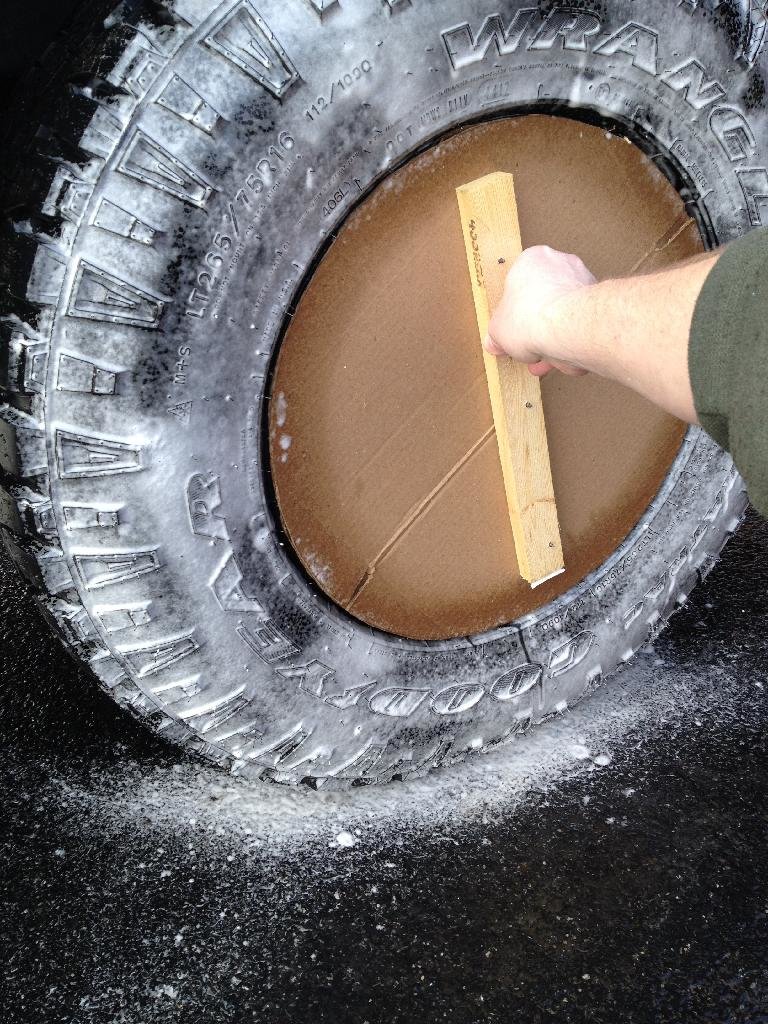 Simple Wheel Protector While Spraying Tire Foam