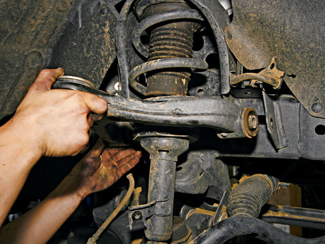 0812mt_05_z+2007_toyota_tacoma+upper_control_arm_removed.jpg