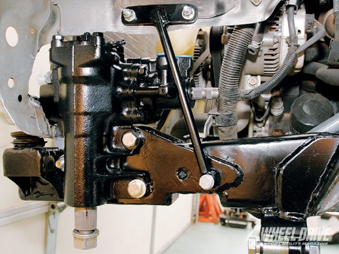 0903_4wd_17_z+2001_toyota_tacoma_prerunner+mounted_steering_box.jpg