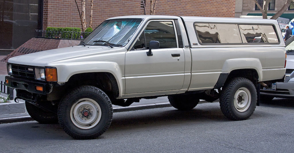 1024px-1987_Toyota_Pickup_Long_Bed_4WD.jpg