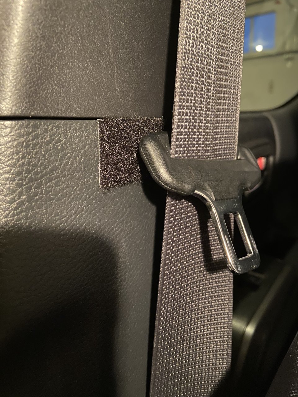 Seat belt deals buckle splitter