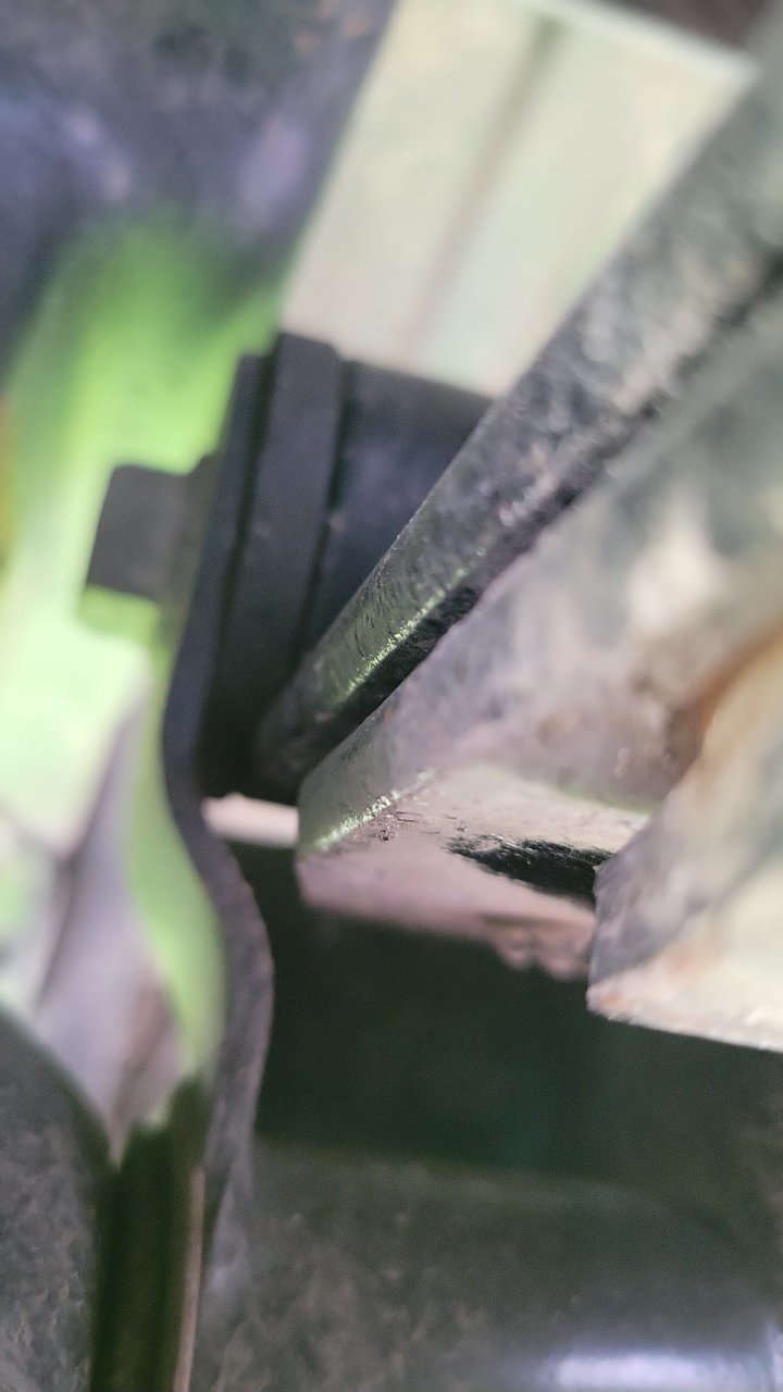 111R 112R leaf spring in shackle (1).jpg