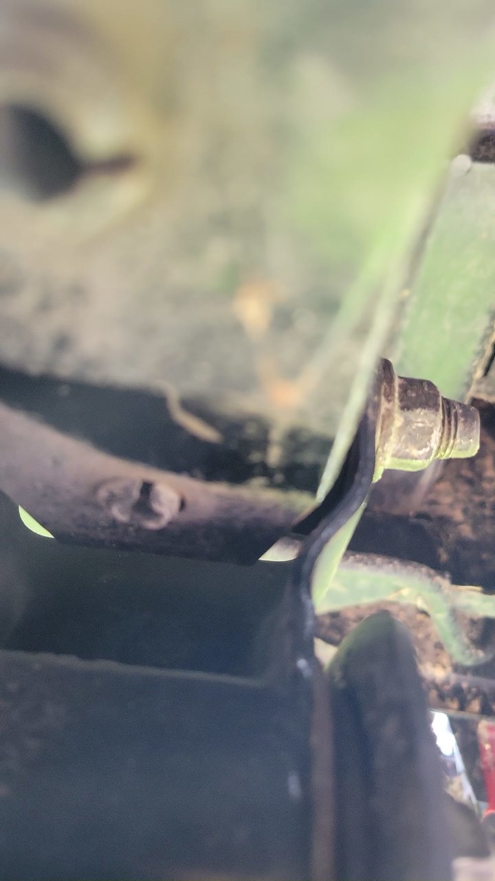 111R 112R leaf spring in shackle (2).jpg