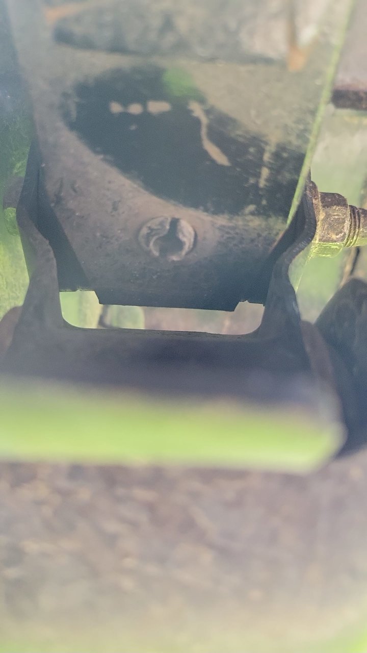 111R 112R leaf spring in shackle (4).jpg