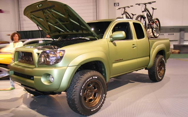112_2006_sema_03x+2007_toyota_tacoma_v8__bdc7f9a2eee66759622959741c71582768b8aca3.jpg