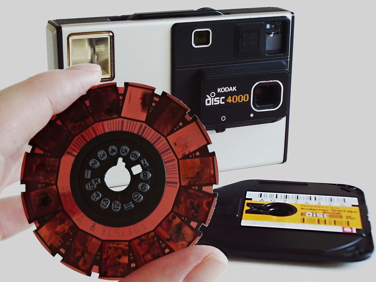 1200px-Camera_Kodak_Disc_4000_with_disc_film.jpg