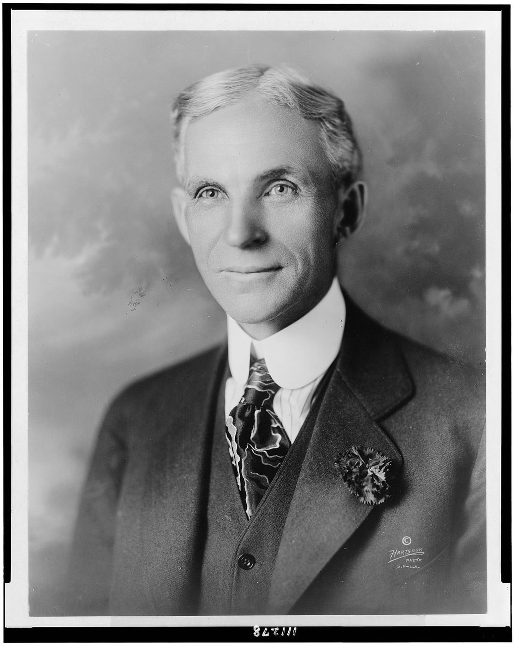 1200px-Henry_Ford_1919.jpg