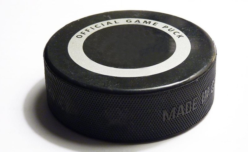 1200px-Ice_hockey_puck_-_2.jpg
