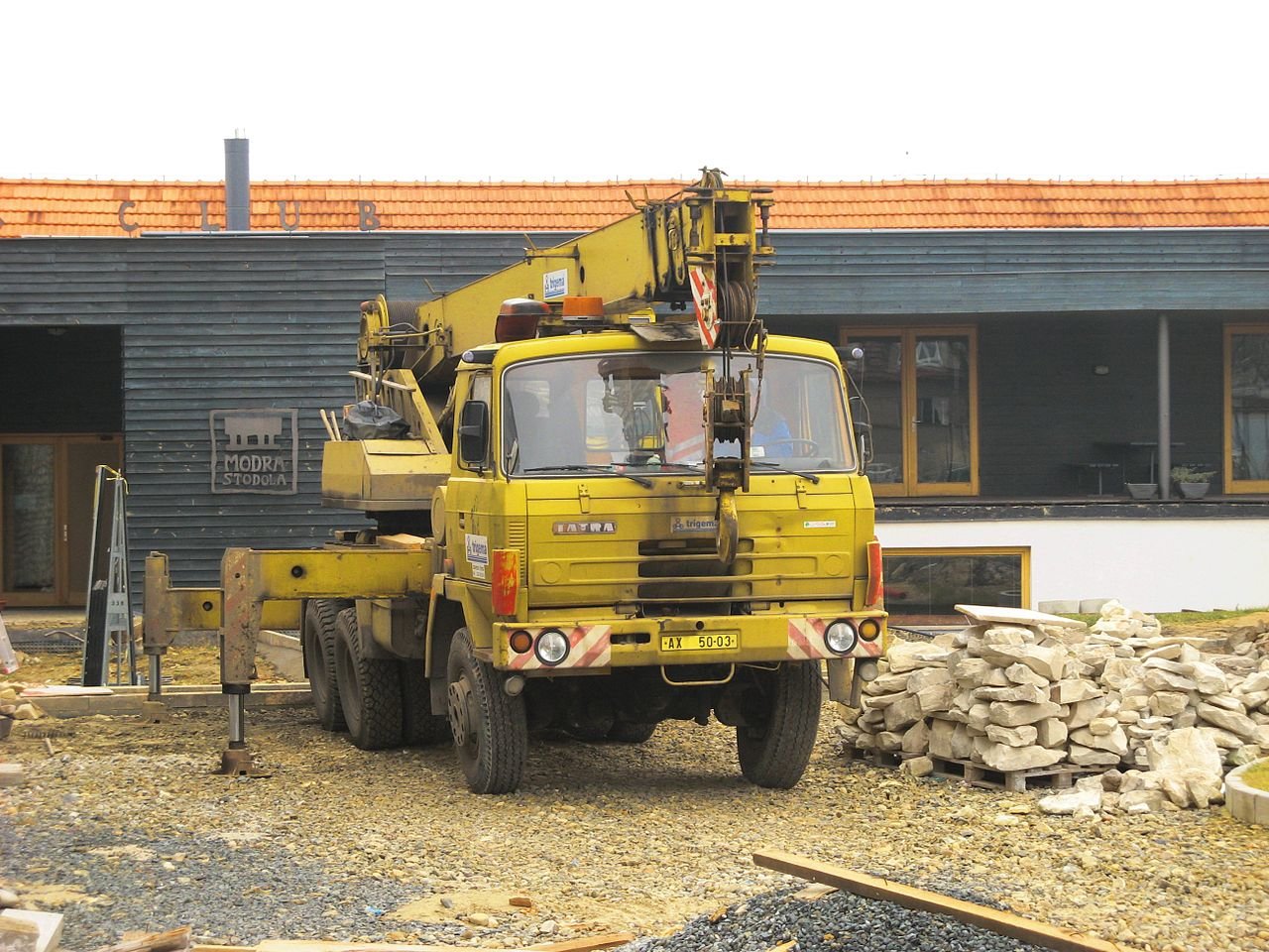 1280px-Autojerab_tatra_815.jpg