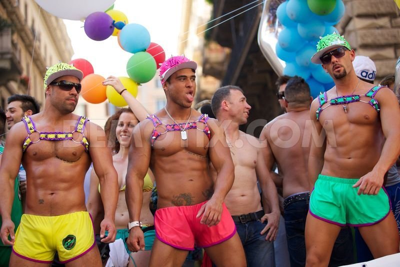 1371371604-ten-of-thousands-celebrate-gay-pride-in-rome_2158668.jpg