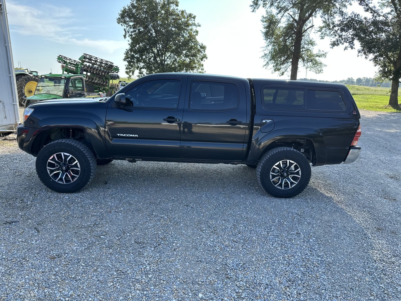 For Sale 2005-2015 Toyota Tacoma Leer Camper Shell In Black 