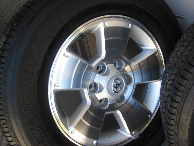 17 inch Tacoma wheels, stereo 006.jpg