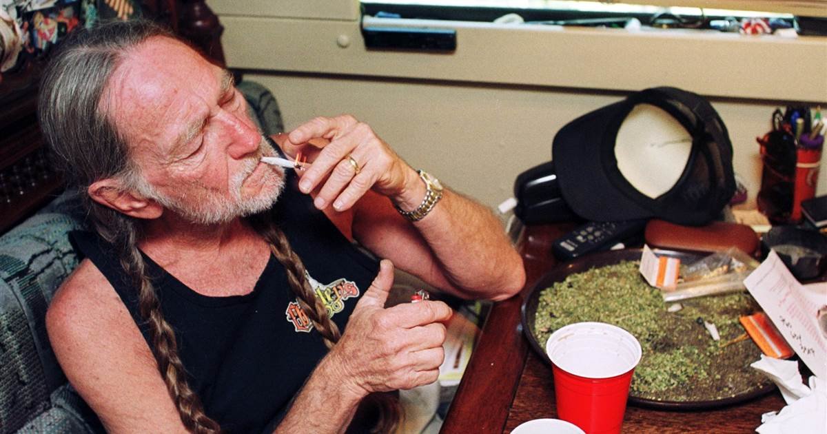 191203-willie-nelson-marijuana-se-301p_ca2458690d6d9144b72201a35e57f41f.nbcnews-fp-1200-630.jpg