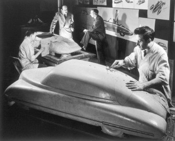 1948-GM-Clay-modelers-sculpting-scale-models-355x286.jpg