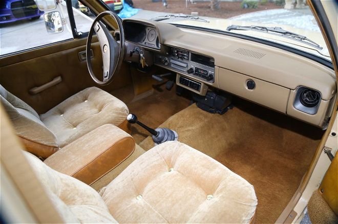 1981-toyota-pickup-dualie-interior.jpg