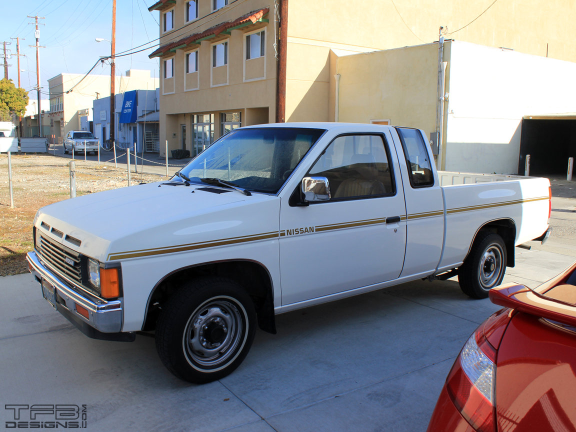 1987-D57-Hard-Body-Nissan-Stripes-4.jpg