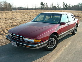 1989_Pontiac_Bonneville_LE,_front_left.jpg