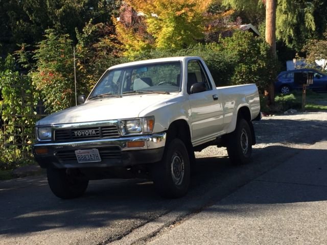1990-toyota-4x4-sr5-pickup-with-canopy-1.jpg