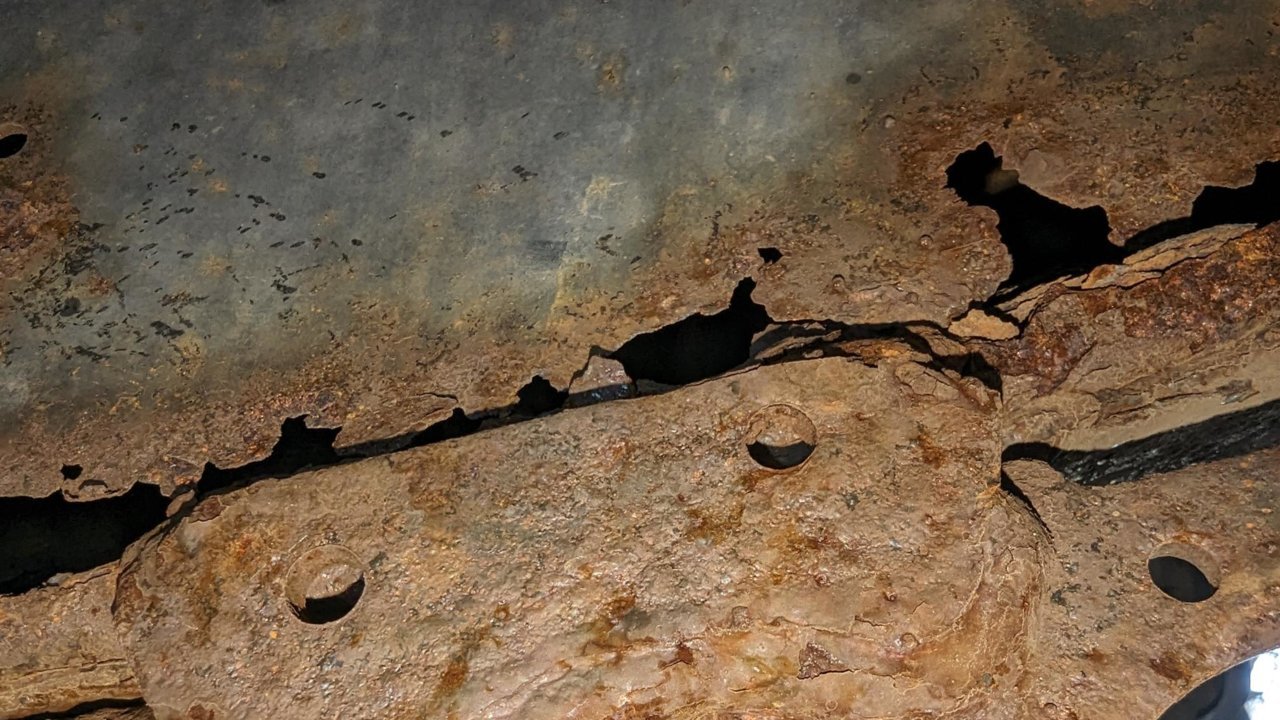 2001_Tacoma_frame_rust_above_springmount.jpg