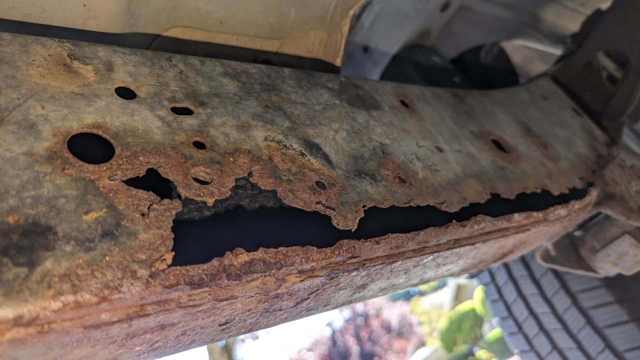 2001_Tacoma_frame_rust_Passenger_frame_rail_Full_length.jpg