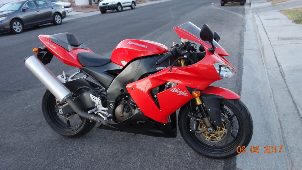 2005 Kawasaki ZX10R 001.jpg