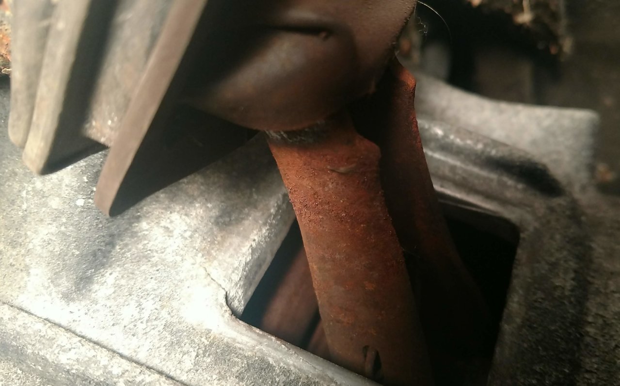 2006_tacoma_clutch_fork_hole_w_sm_crack_in_housing_201804.jpg