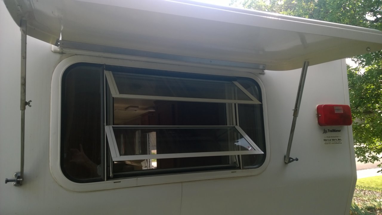 2008 trailmanor rear window.jpg