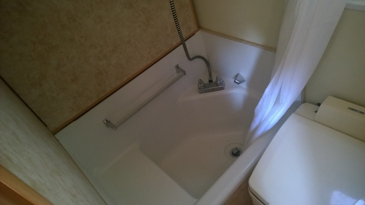 2008 trailmanor shower.jpg