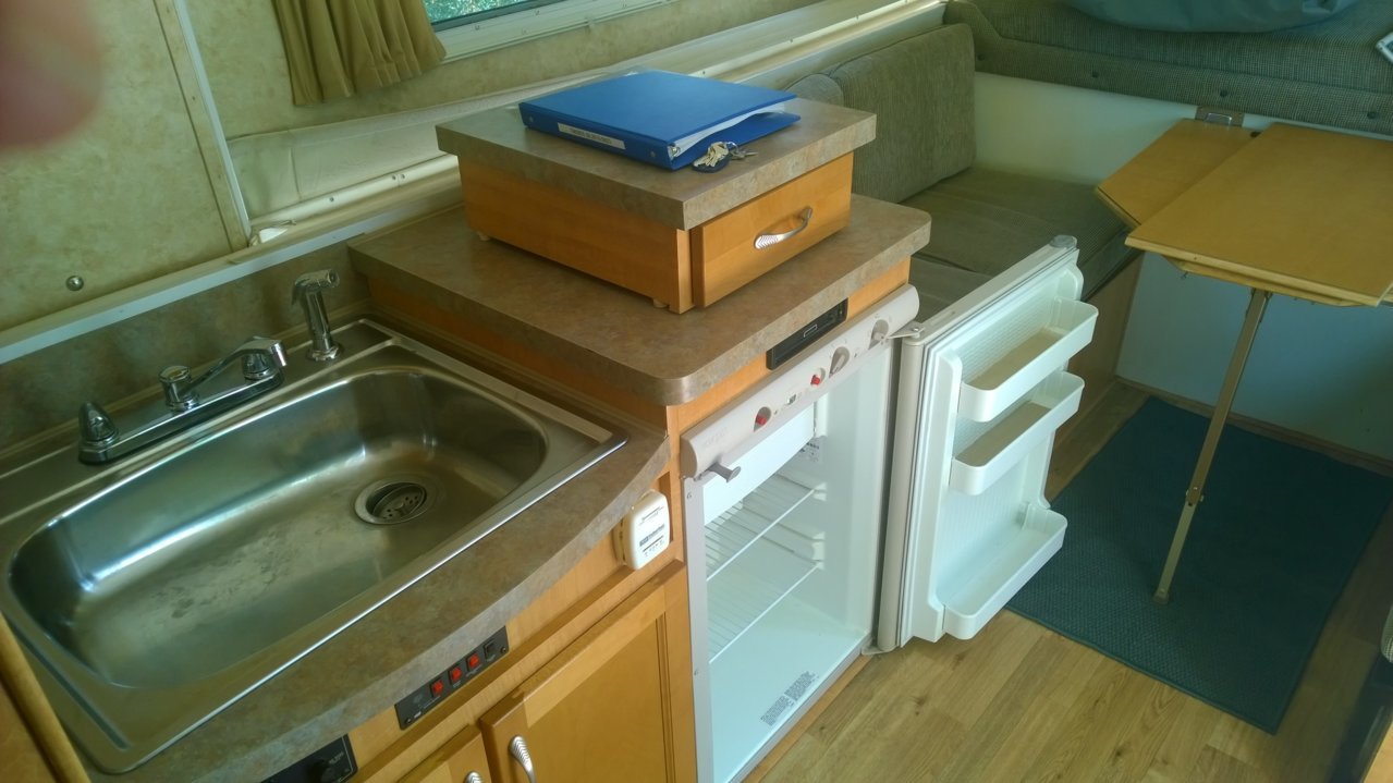 2008 trailmanor sink and fridge.jpg