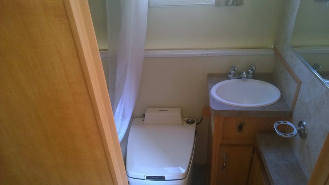 2008 trailmanor toilet and sink.jpg