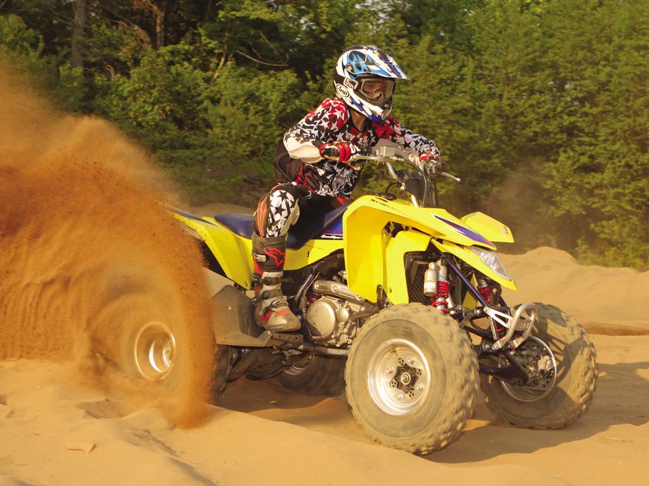 2010_suzuki_ltz400_yellow_front-right_riding_on-sand_0.jpg