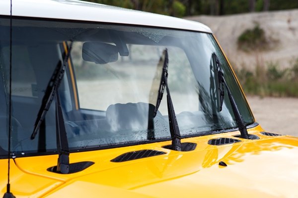 2011-FJ-Cruiser-front-windscreen-wipers.jpg