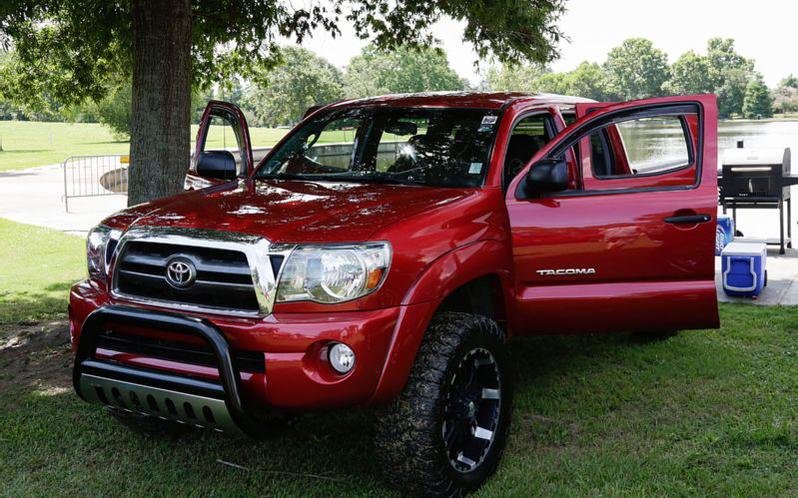 2013-pandemonium-custom-truck-show-toyota-tacoma-lifted.jpg