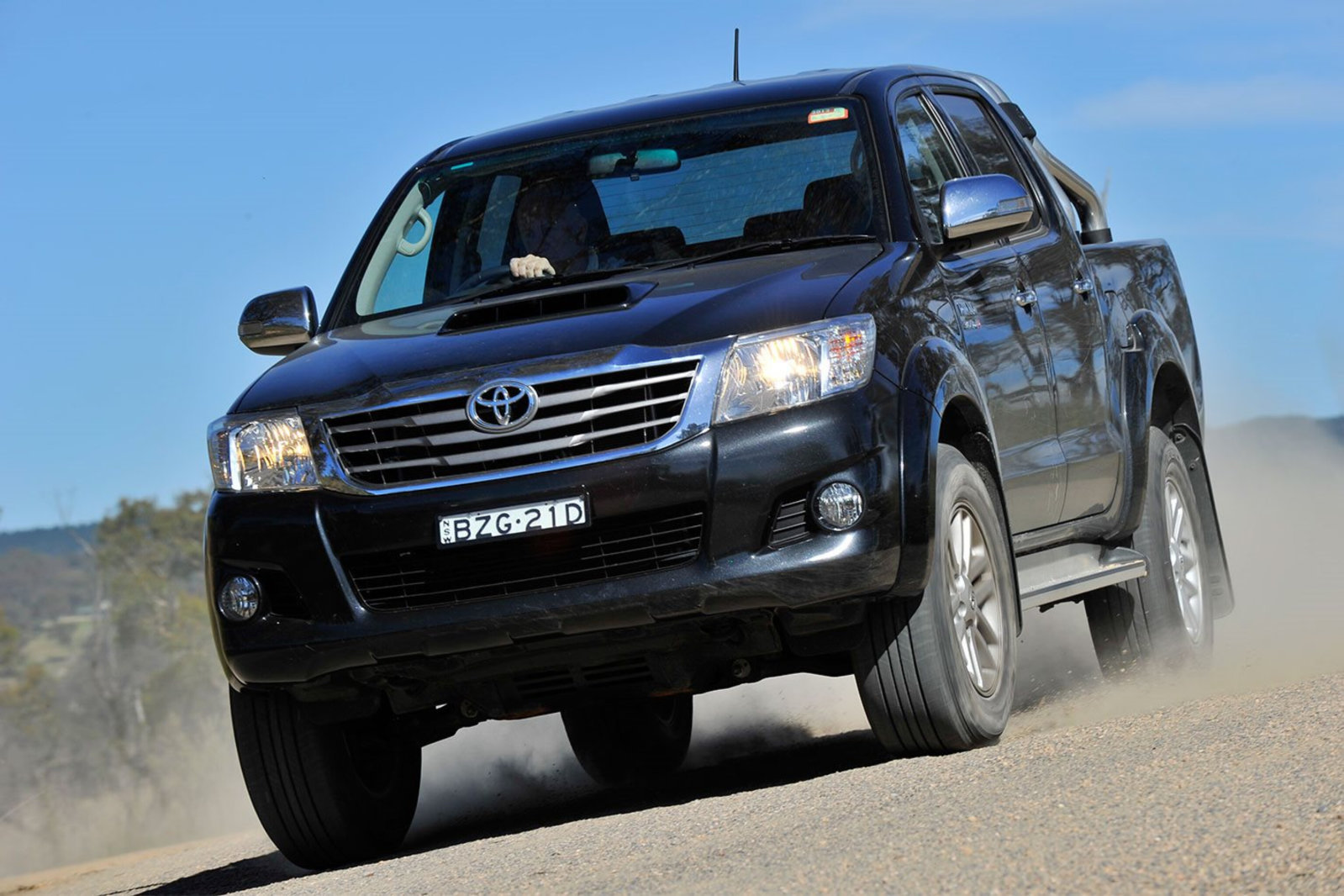 2014-15-Toyota-HiLux-drive-main.jpg