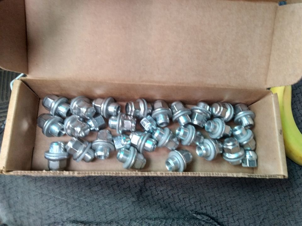 2014 lug nuts.jpg