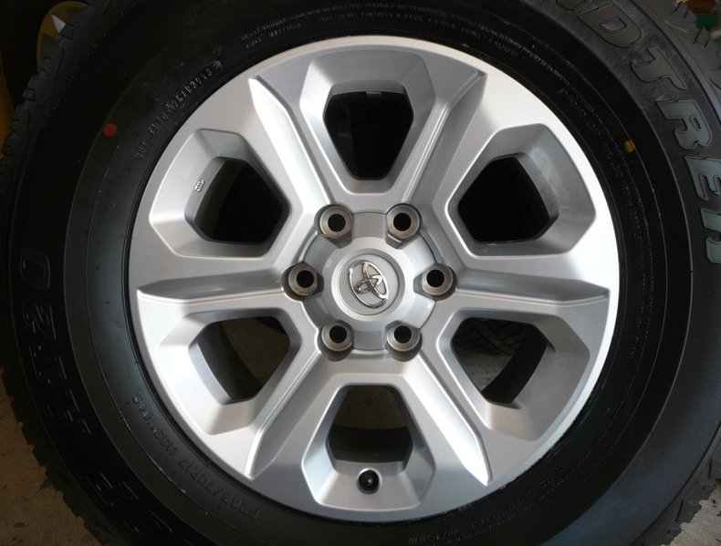 2014 Toyota 4Runner Wheel.jpg