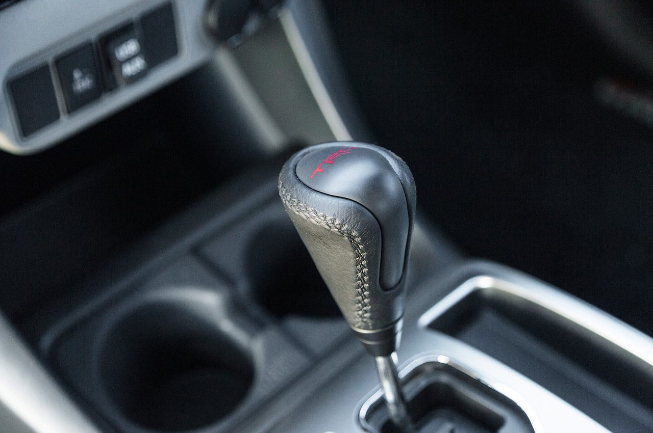 2015-Toyota-Tacoma-TRD-Pro-gear-selector-knob.jpg