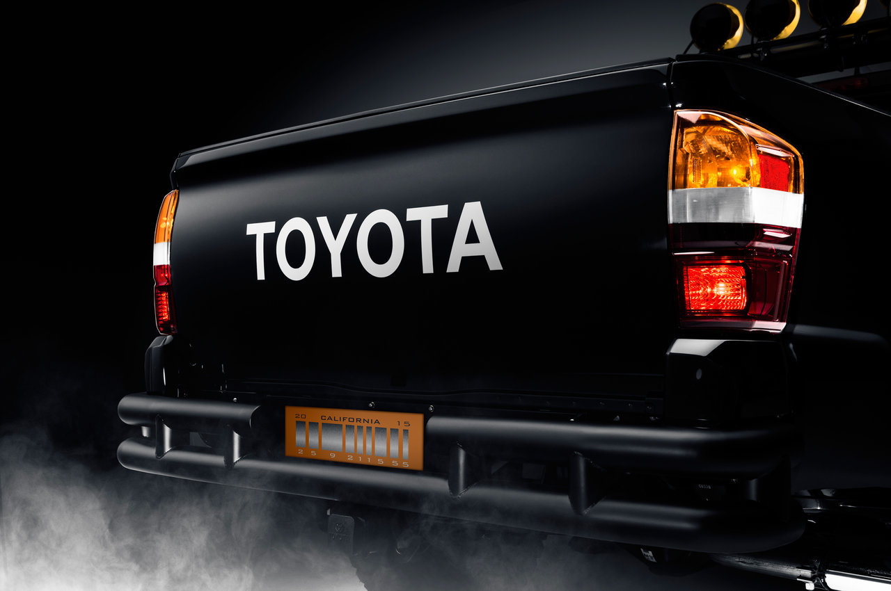 2016-Toyota-Tacoma-Back-to-the-Future-tr_94a8578131f1181910e63fdc22aeebc218cbc318.jpg