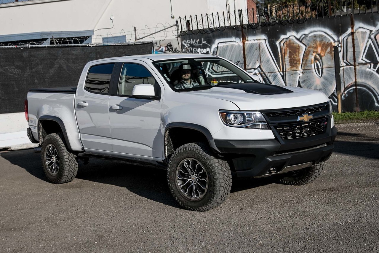 2017-Chevrolet-Colorado-ZR2-front-three-quarter-02.jpg