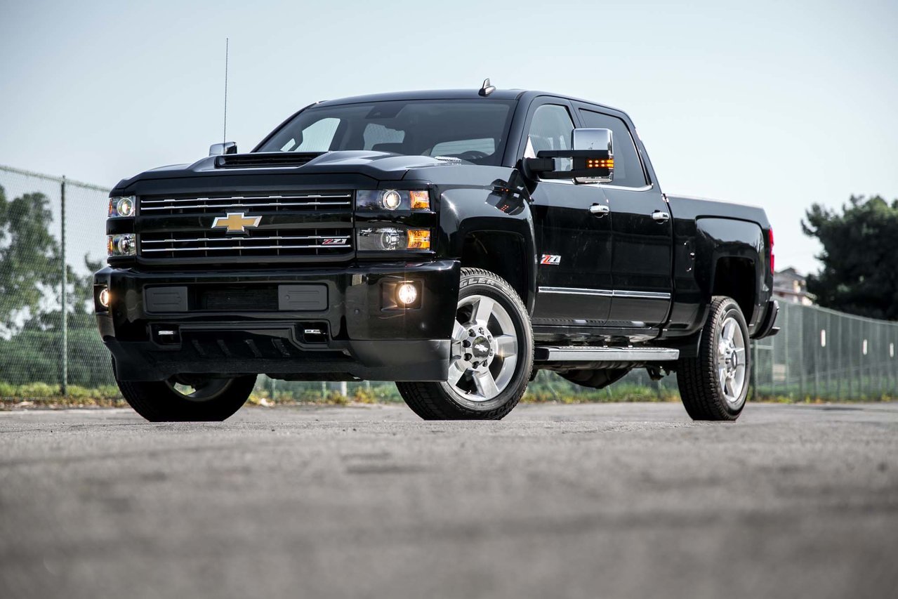 2017-Chevrolet-Silverado-2500HD-4WD-Z71-LTZ-front-three-quarter.jpg