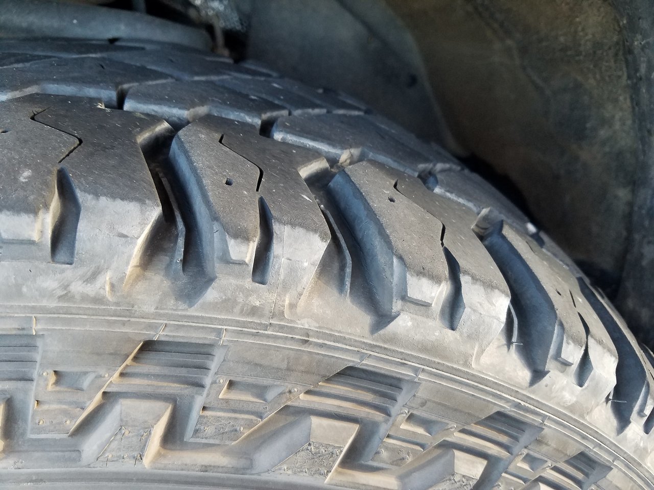 Tire Tread Wear Causes - Choppy, Scalloped (Inner and Outside)