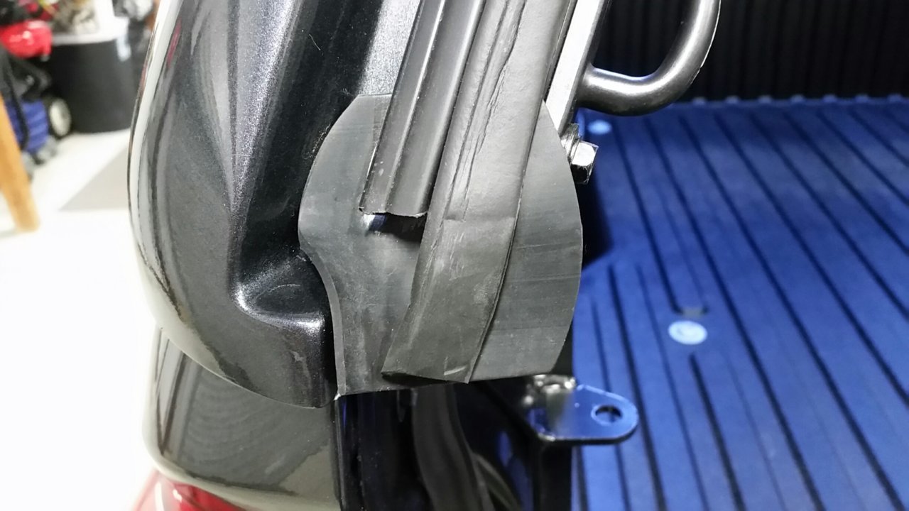 20181221 - ARE Z-series rubber moulding at base of side of window 2.jpg