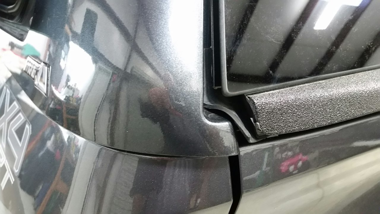 20181221 - ARE Z-series rubber moulding at base of side of window, window closed.jpg